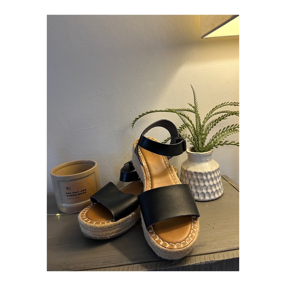 ✨strappy wedges✨